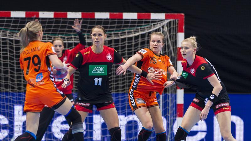 Xenia Smits (2.v.l) und Kim Naidzinavicius (r) versuchen die Niederländerinnen vom DHB-Tor fernzuhalten. Xenia Smits (2.v.l) und Kim Naidzinavicius (r) versuchen die Niederländerinnen vom DHB-Tor fernzuhalten.