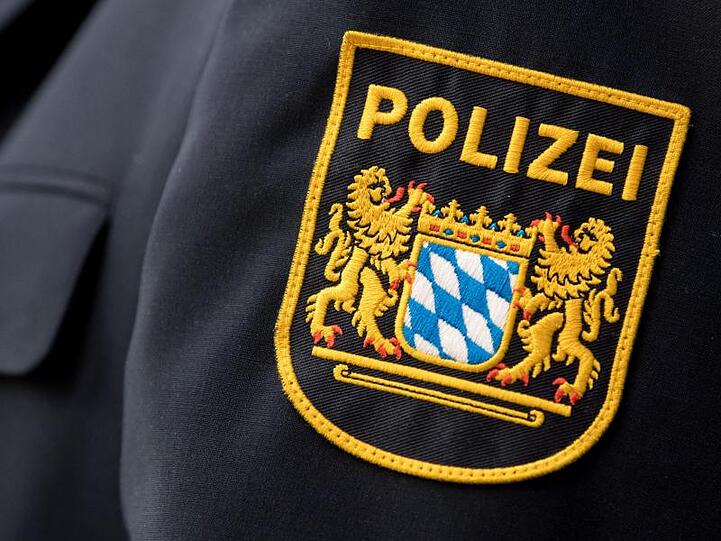 Das Wappen der bayerischen Polizei auf einer Uniform. Foto: Sven Hoppe/Archivbild