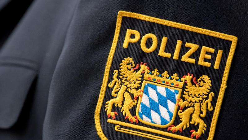Das Wappen der bayerischen Polizei auf einer Uniform. Foto: Sven Hoppe/Archivbild