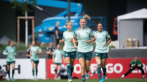 Warmlaufen: Giulia Gwinn, Lea Schüller und Sara Doorsoun (v.l.) bereiten sich auf die EM-Endrunde vor.
