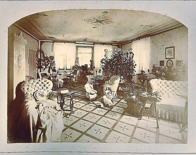 Diese historische Innenaufnahme, zwischen 1879 und 1880 entstanden, zeigt das Kinderspielzimmer in Schloss Possenhofen – das Bild ist auch in der Ausstellung des Museums zu sehen.