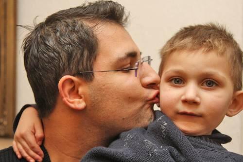 Ein dicker Kuss von Papa Stefano. Er ist heilfroh, dass er sein gesundes Kind in die Arme schließen kann.