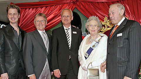 Genossen den &bdquo;Very British&ldquo;-Abend (v. li.): Comedian Florian Simbek (von Erkan und Stefan), Centermanger Helmut Hantke, Bürgermeister Klemens Gsell, die Queen und Günther Beckstein.