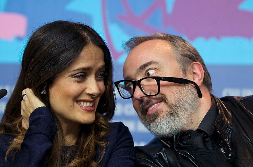 Salma Hayek und Regisseur Alex de la Iglesia stellen auf der Pressekonferenz den Film "As Luck Would Have It" vor.