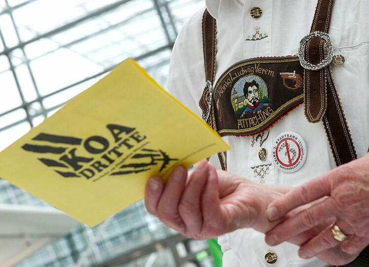 Gegen Fluglärm demonstrierende Demonstranten picknicken am Samstag (24.03.12) am Flughafen Franz-Josef-Strauss in einem Teil der Abflughalle des Terminal 2.