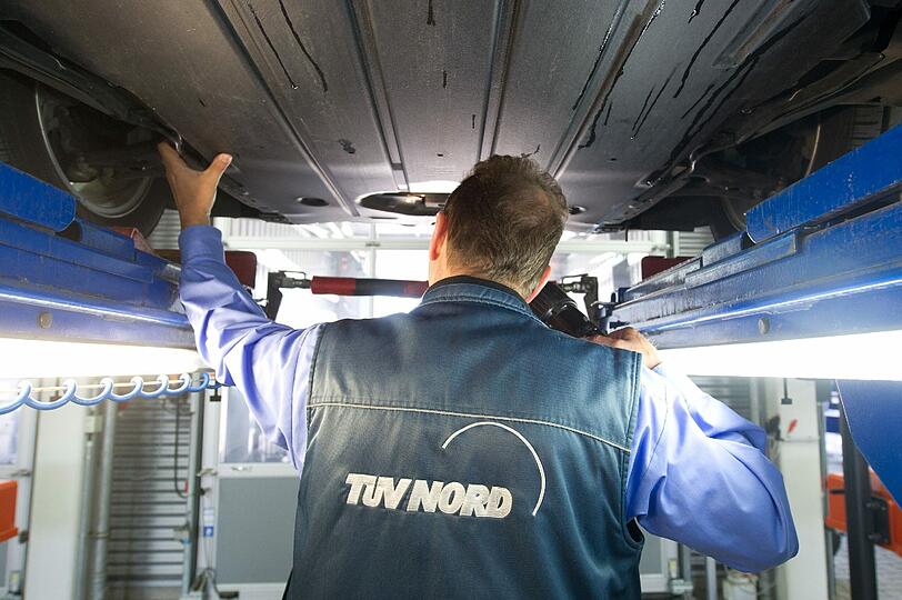 "Den Defekt hat mein Auto seit Jahren, das hat noch nie gestört." Diese Ausrede kommt wohl beim gutgläubigsten TÜV-Prüfer nicht wirklich an.