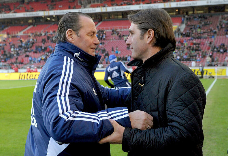 Sie kennen sich gut: Der damalige Schalke-Trainer Huub Stevens (links) und der damalige Stuttgart-Coach Bruno Labbadia im Dezember 20123 in der Mercedes Benz-Arena.