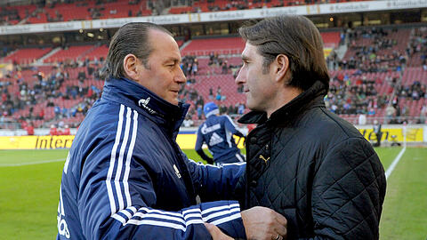 Sie kennen sich gut: Der damalige Schalke-Trainer Huub Stevens (links) und der damalige Stuttgart-Coach Bruno Labbadia im Dezember 20123 in der Mercedes Benz-Arena.