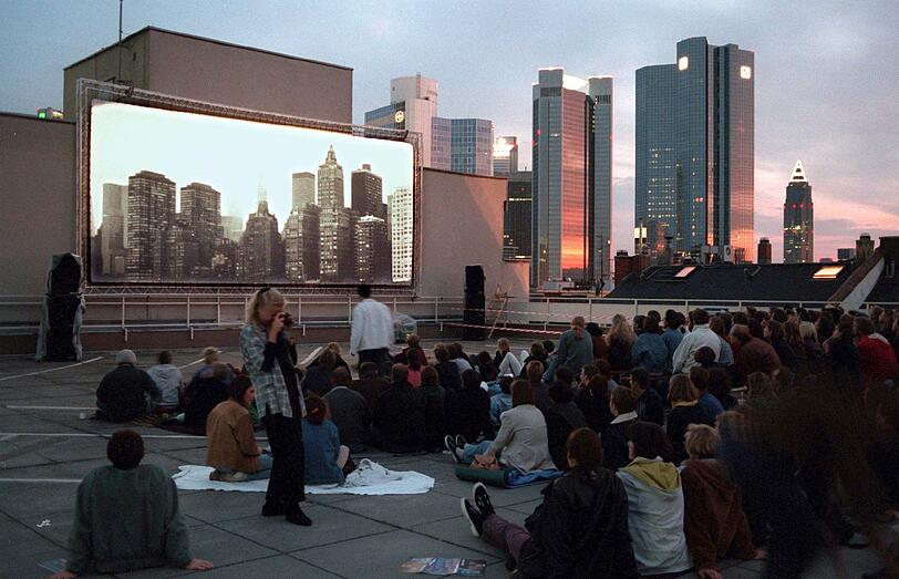 Nicht ganz New York &ndash; aber fast: Ein Freiluftkino auf einem Dach in Frankfurt am Main zeigt Woody Allens &bdquo;Manhattan&ldquo;.
