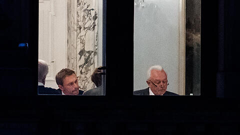 Der bayerische Ministerpräsident Horst Seehofer (CSU), Christian Lindner, FDP-Bundesvorsitzender, Bundeskanzlerin Angela Merkel (CDU) und Wolfgang Kubicki (FDP) während der beraten sich während der Sondierungsgespräche in der Parlamentarischen Gesellschaft in Berlin.