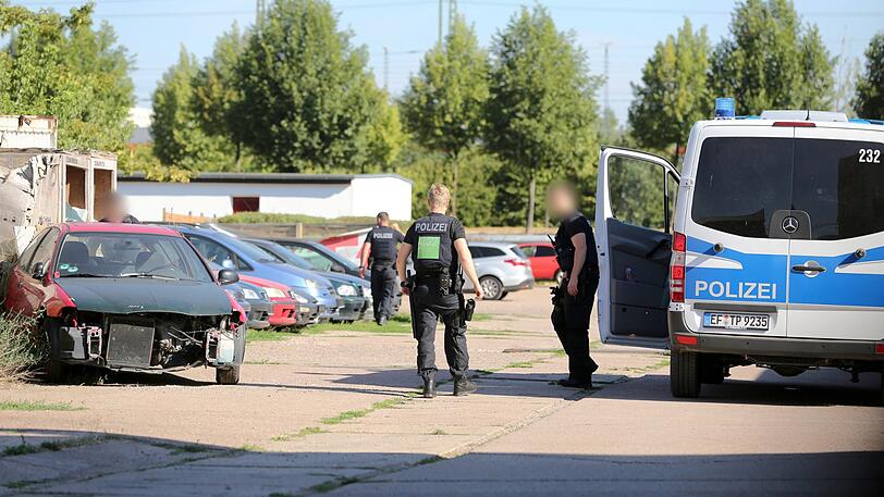 Thüringen, Erfurt: Polizisten sind am Stadtrand auf der Suche nach einem Messerangreifer.