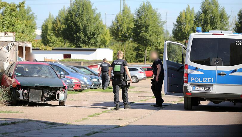 Thüringen, Erfurt: Polizisten sind am Stadtrand auf der Suche nach einem Messerangreifer. Thüringen, Erfurt: Polizisten sind am Stadtrand auf der Suche nach einem Messerangreifer.