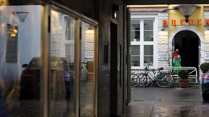 Im Hof: der legendäre Kostümverleih Breuer.
