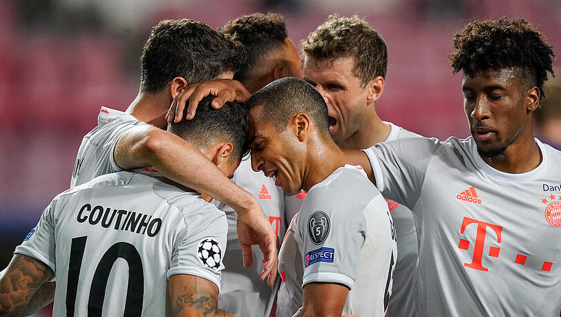 Die Spieler des FC Bayern können ihr Glück kaum fassen. Die Spieler des FC Bayern können ihr Glück kaum fassen.