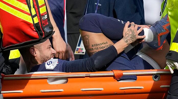 PSG-Stürmer Neymar muss am Knöchel operiert werden.
