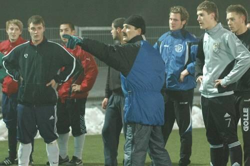 Schwerer Job: Reiner Eisenbergers Nachfolger Horst Diller (Mitte mit Mütze), der wegen des Spielerstreiks nun ein Probetraining mit potenziellen Neuzugängen veranstalten muss.