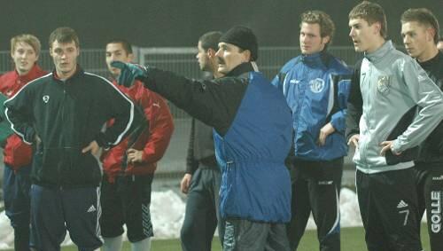 Schwerer Job: Reiner Eisenbergers Nachfolger Horst Diller (Mitte mit Mütze), der wegen des Spielerstreiks nun ein Probetraining mit potenziellen Neuzugängen veranstalten muss. Schwerer Job: Reiner Eisenbergers Nachfolger Horst Diller (Mitte mit Mütze), der wegen des Spielerstreiks nun ein Probetraining mit potenziellen Neuzugängen veranstalten muss.