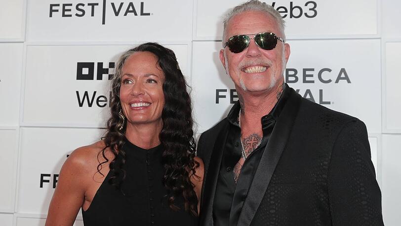 James Hetfield mit Partnerin Adriana Gillett im Sommer 2025.