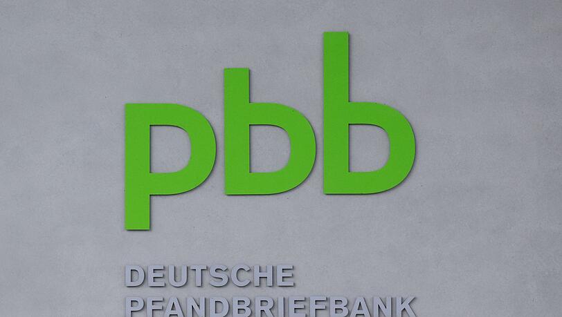 Das Logo der Deutschen Pfandbriefbank. Die Finanzierung von Gewerbeimmobilien ist seit Jahren ein schwieriges Gesch&auml;ft, der Irankrieg bedeutet einen neuerlichen D&auml;mpfer. (Symbolbild)