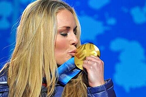 Küsst glücklich ihre Goldmedaille: Lindsey Vonn.