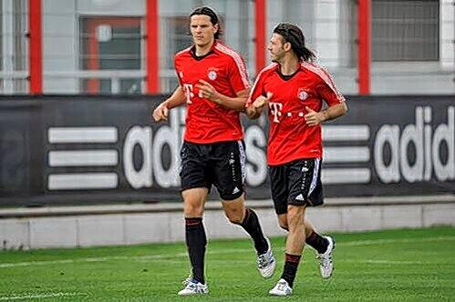 Daniel van Buyten mit Martin Demichelis beim Training. Der Belgier muss die nächsten Einheiten verletzungsbedingt pausieren.