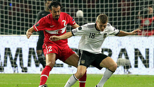 Toni Kroos (r) und der Türke Servet Cetin Toni Kroos (r) und der Türke Servet Cetin