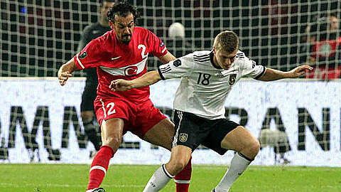 Toni Kroos (r) und der Türke Servet Cetin