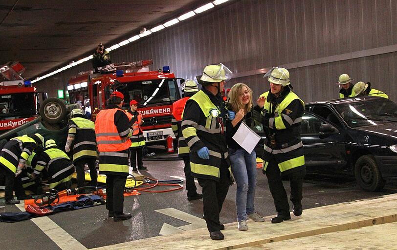 Ein schwerer Autounfall im Tunnel, klaffende Wunden, schreiende Verletzte: Rettungskräfte haben den Ernstfall im Richard-Strauss-Tunnel geprobt. Die AZ war dabei und hat den großen Übungseinsatz verfolgt.
