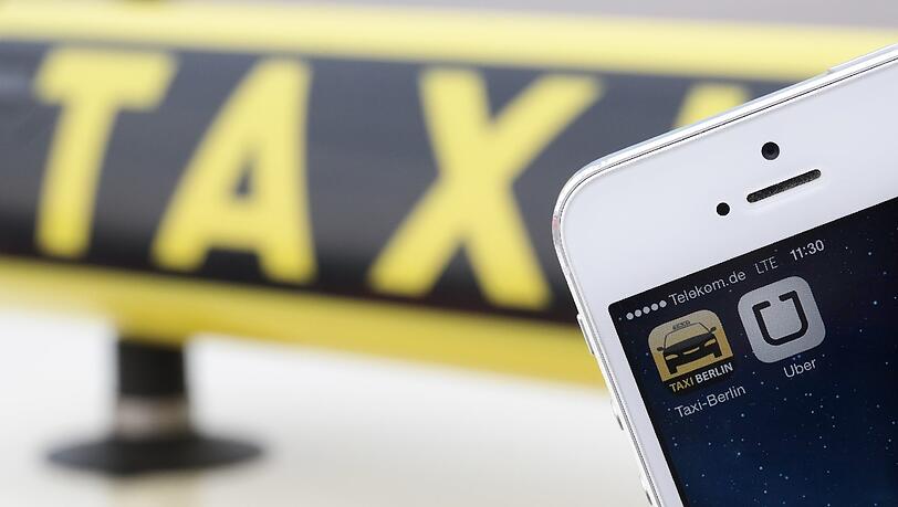 Die Handy-Apps "Uber" und "Taxi Berlin" auf einem Smartphone. Die Handy-Apps "Uber" und "Taxi Berlin" auf einem Smartphone.