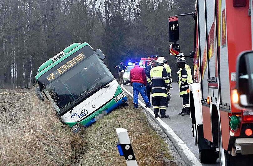 Der Linienbus kam zwischen Markt Schwaben und Gelting von der Straße ab und landete daraufhin in einem Straßengraben.