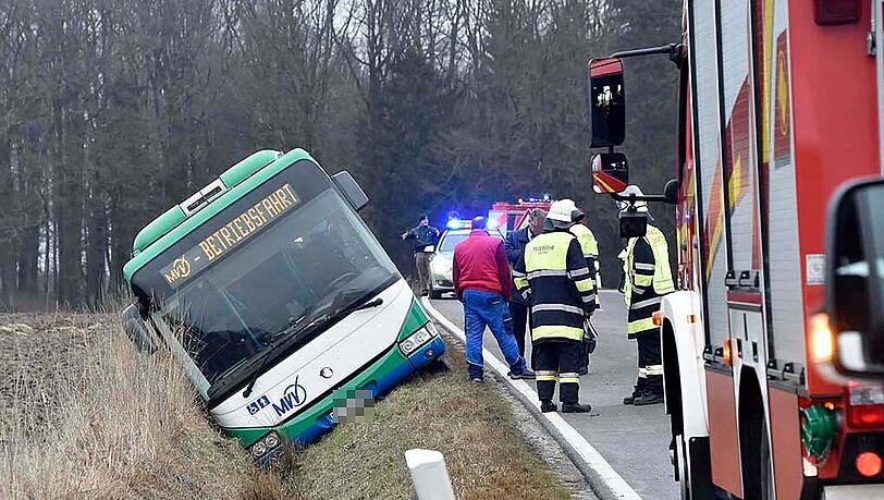 Der Linienbus kam zwischen Markt Schwaben und Gelting von der Straße ab und landete daraufhin in einem Straßengraben.