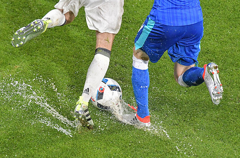 Ein heftiges Unwetter mit Regen und Hagel in Augsburg wurde (fast) zum Spielverderber beim EM-Test zwischen Deutschland und der Slowakei. Die Bilder.