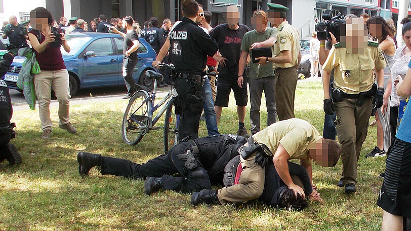 Massiver Widerstand gegen die geplante Abschiebung eines afghanischen Flüchtlings in Nürnberg. Die Bilder vom Einsatz.