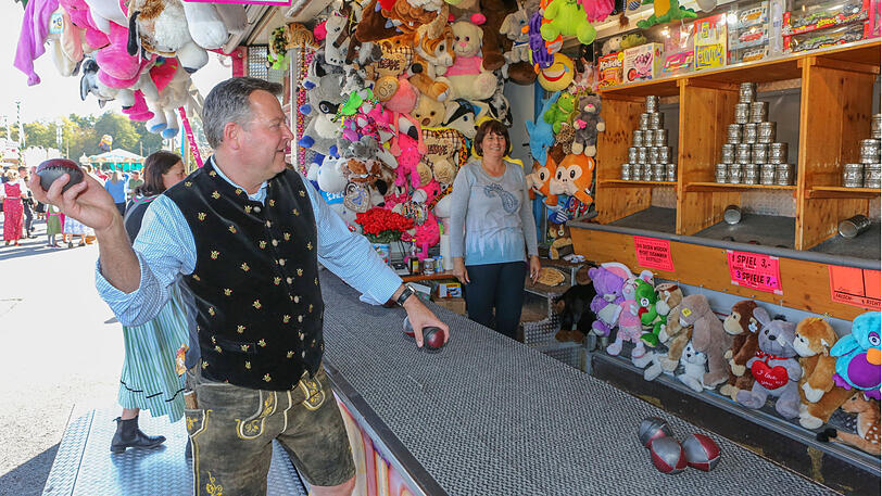 Zielsicher: Der Wiesn-Chef beim Dosenwerfen.