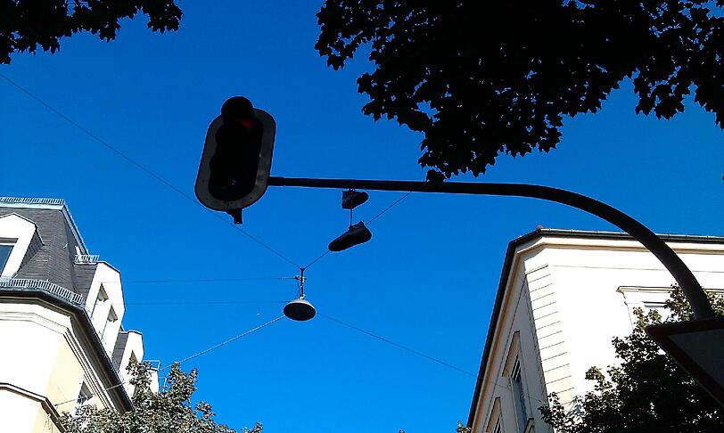Über der Kreuzung Ickstattstraße/Klenzestraße hängt ein Paar Turnschuhe.
