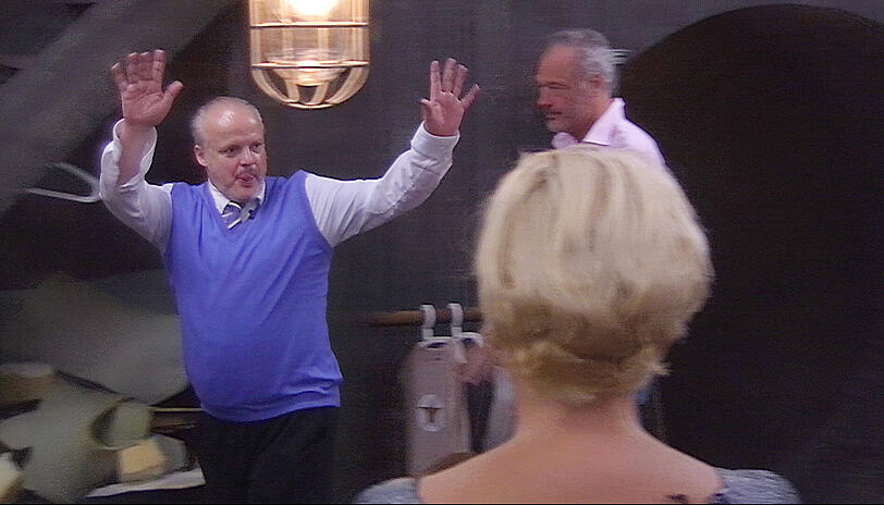 Wer hätte das gedacht: Promi-Liebling Hubert Kah muss das Haus kurz vor dem Finale verlassen. Die Bilder von seinem Auszug.