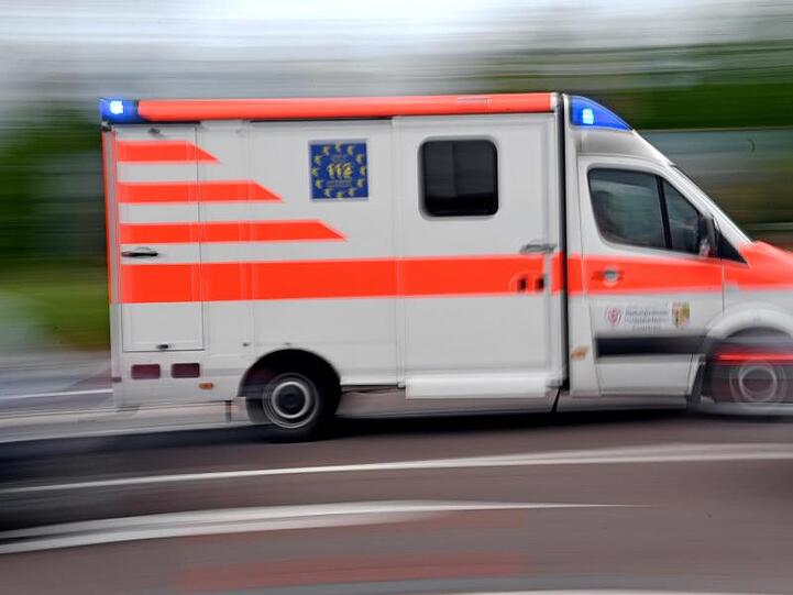 Ein Krankenwagen fährt mit Blaulicht durch die Innenstadt. Foto: Hendrik Schmidt/dpa-Zentralbild/ZB/Symbolbild