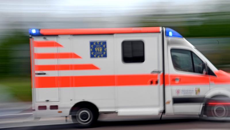 Ein Krankenwagen fährt mit Blaulicht durch die Innenstadt. Foto: Hendrik Schmidt/dpa-Zentralbild/ZB/Symbolbild Ein Krankenwagen fährt mit Blaulicht durch die Innenstadt. Foto: Hendrik Schmidt/dpa-Zentralbild/ZB/Symbolbild