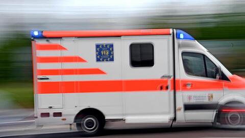 Ein Krankenwagen fährt mit Blaulicht durch die Innenstadt. Foto: Hendrik Schmidt/dpa-Zentralbild/ZB/Symbolbild