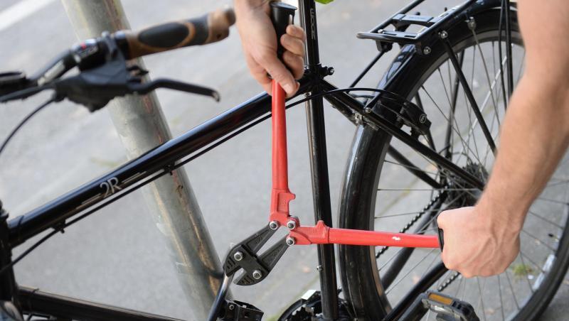 Ein Mann versucht mit einem Bolzenschneider ein Fahrradschloss aufzubrechen (gestellte Szene). Foto: Andreas Gebert/dpa/Illustration Ein Mann versucht mit einem Bolzenschneider ein Fahrradschloss aufzubrechen (gestellte Szene). Foto: Andreas Gebert/dpa/Illustration