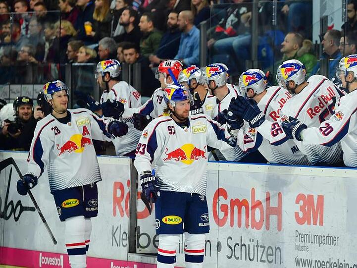 Die Münchener Spieler Frank Mauer (l) und Maximilian Kastner klatschen mit den Spielern auf der Bank ab. Foto: Matthias Merz/Archiv