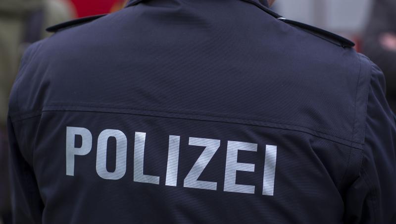 Ein politischer Streit zwischen zwei Gruppen eskalierte in Handgreiflichkeiten. Die Polizei fahndet nach den Tätern.