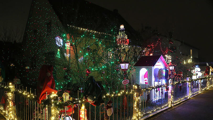 Das Weihnachtshaus der Familie Wallner in der Bayerwaldsiedlung ist jedes Jahr ein Spektakel. Das Weihnachtshaus der Familie Wallner in der Bayerwaldsiedlung ist jedes Jahr ein Spektakel.