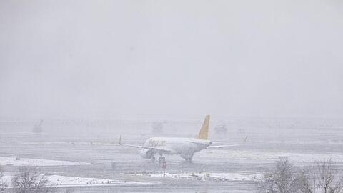 Ein Passagierflugzeug steht bei dichtem Schneefall auf dem Flughafen Madrid-Barajas.