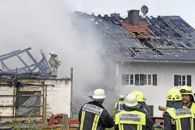 Etwa zehn Feuerwehren aus den Landkreisen Tölz, Starnberg und Weilheim bekämpften den Großbrand in der Nähe des Ostufers vom Starnberger See.