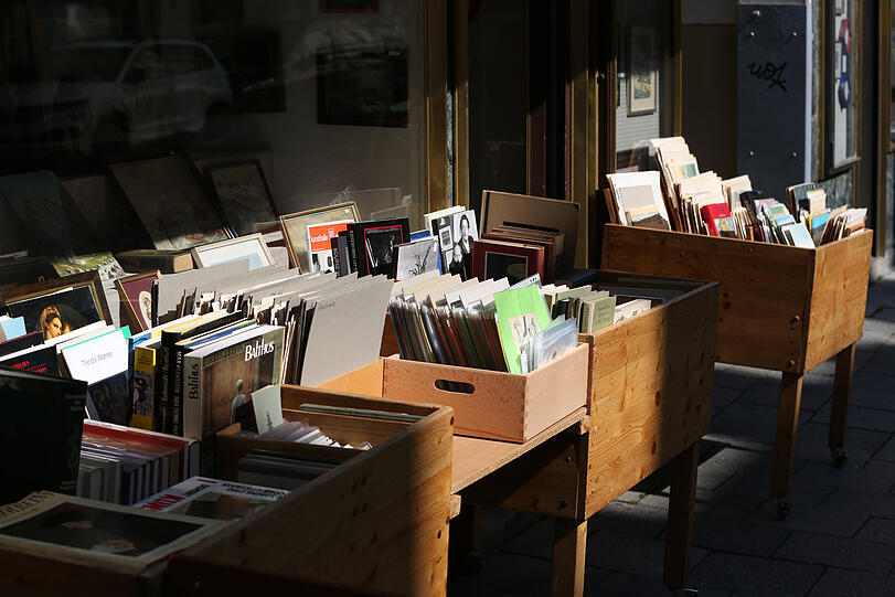 Die Auslage eines Antiquariats perfekt von der Sonne inszeniert.
