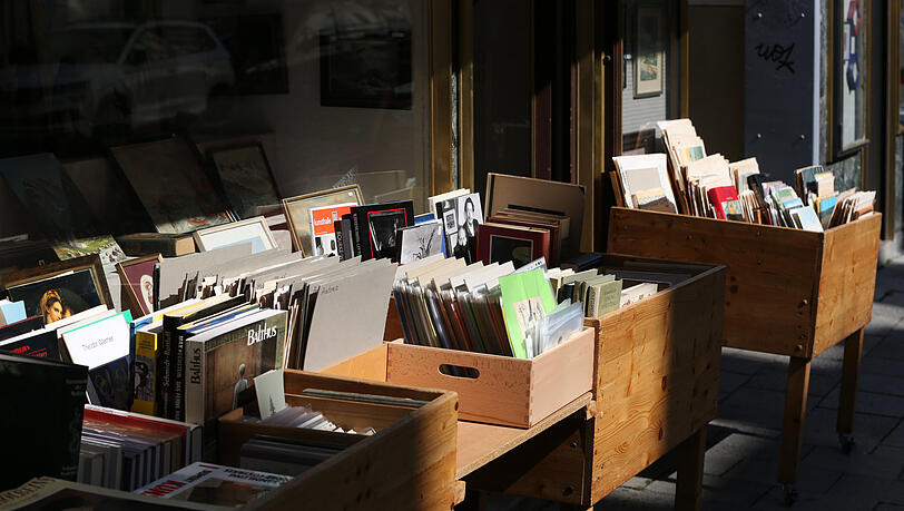 Die Auslage eines Antiquariats perfekt von der Sonne inszeniert. Die Auslage eines Antiquariats perfekt von der Sonne inszeniert.