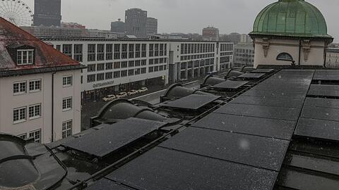 Photovoltaikanlage auf einem Münchner Gebäude unter Denkmalschutz.