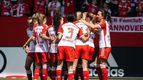 Die Spielerinnen von München jubeln über das Tor zum 10:1.
