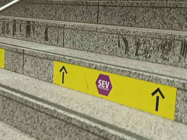 Sogar auf den Treppen weist die MVG den Weg zum Schienenersatzverkehr (SEV), hier am U-Bahnhof Goetheplatz. Sogar auf den Treppen weist die MVG den Weg zum Schienenersatzverkehr (SEV), hier am U-Bahnhof Goetheplatz.